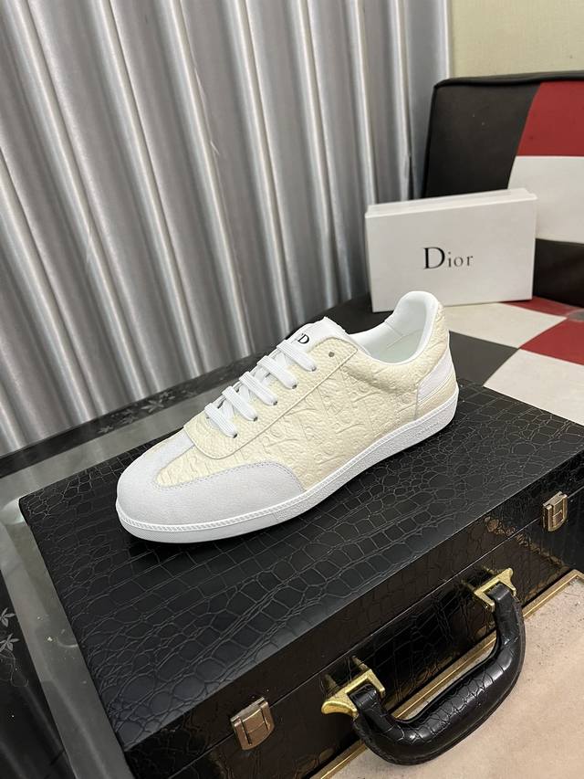 出厂价： Dior 迪奥中帮休闲运动鞋专柜同步上线延续 Di*R的经典款式。鞋面选用印花效果搭配原版牛皮革制作，“Cd Icon”造型的鞋带孔眼巧妙精致，双色橡